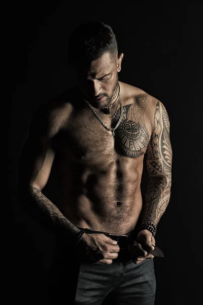 Dövme tasarım cilt üzerinde olan adam. Sakallı adam gömleksiz fit vücut'la. Kot pantolon moda model toka deri kemer. Sporcu altı paketi ve AB Fitness Spor ve welness, vintage filtre ile