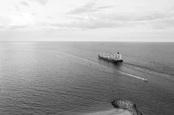 Buque de carga en el mar. concepto de exportación e importación. Barcaza contenedores de carga en el mar. entrega de carga. concepto logístico. concepto de envío. transporte de negocios. Mercancías de mercancías —  Fotos de Stock