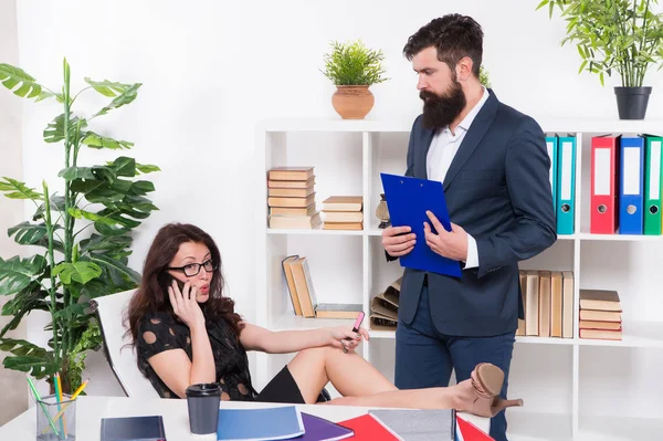 In der Kanzlei. Anwalt steht am Schreibtisch der Sekretärin. Ein paar Büroangestellte. Firmeninhaber und Büroleiter. Sexy Frau und bärtiger Mann arbeiten im Büro — Stockfoto