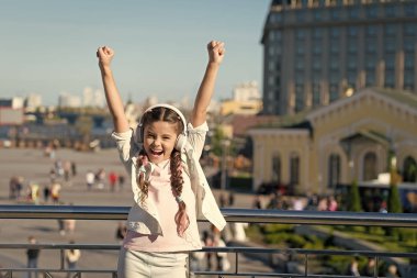 Küçük turist kız ses kılavuzu uygulaması kullanarak şehri keşfediyor. Serbest seyahat tarzı. Şehirler ve müzeler arasında heyecanlı seyahatler. Ses turu kulaklıkları. Şehir rehberi ve ses turu