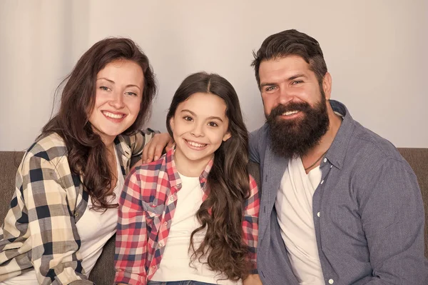 Concepto familiar feliz. madre y padre aman a la hija. Niña con padres. confianza y vínculos relativos. hombre y mujer con hija. familia feliz relajarse en casa. fin de semana familiar. hija feliz — Foto de Stock