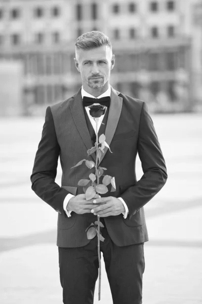 Romantischer Gentleman. Mann reifen selbstbewussten Macho mit romantischer Gabe. schöner Kerl Rosenblüte romantisches Date. Fähigkeit zur Überraschung. Valentinstag und Jubiläum. Partnervermittlungen. Wie man romantisch wird — Stockfoto