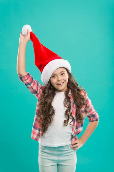 Önskar att växa snabbare. Väntar på tomten. Sprid glädje och kärlek, det är jul. Liten flicka barn tomte hatt. En julklapp. Nyårsfest. Jultomten. Trevlig vintersemester. Liten flicka — Stockfoto