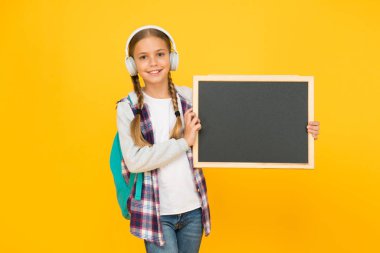 Bana bak. Neşeli kız tahtayı tutuyor. Okul konseptine geri dönelim. Modern okul hayatı. Öğrenci kız sizi bilgilendiriyor. Liseli kız boş karatahta fotokopi alanı tutuyor. Duyuru ve tanıtım