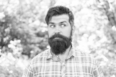 Yakışıklı oduncu. Yaz ormanında erkek sakalı ve bıyığı. Yaz tatili konsepti. Adam sakallı hipster yeşil ağaçlar arka plan. Yürüyüş ve seyahat. Adam yaz doğada dinlenmek. Çevre ile birleşik