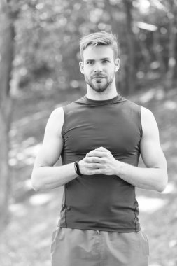 Açık hava spor eğitimi. Fitness bileziğindeki kaslı adam. Dijital spor. Spor giyim sektöründe sporcu. Açık hava antrenmanı. Spor aleti. Atletik sporcu yaz günü spor faaliyetleri yapıyor.