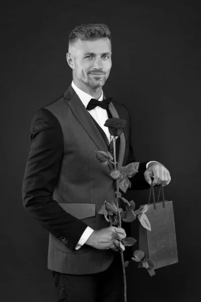 Fähigkeit zur Überraschung. romantischer Gentleman. Mann reifen selbstbewussten Macho mit romantischer Gabe. schöner Kerl Rosenblüte romantisches Date. Valentinstag und Jubiläum. Partnervermittlungen. Wie man romantisch wird — Stockfoto