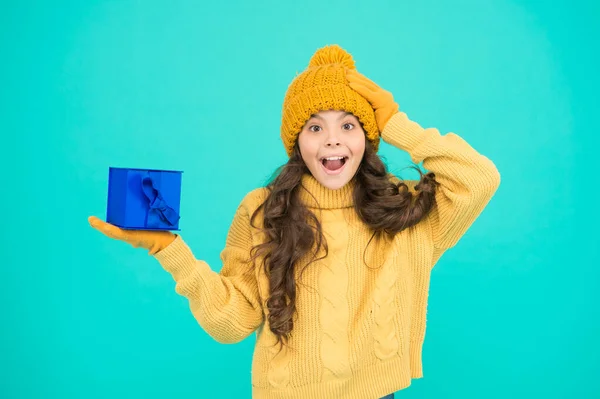 Aproveite receber presentes. Presentes de Natal para crianças. Kid pouco alegre menina chapéu longo cabelo segurar caixa de presente. Dia das compras. Criança animada em desempacotar seu presente. Pequena menina bonito recebeu presente de férias — Fotografia de Stock