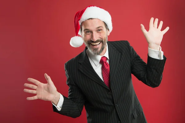Χαρούμενη διάθεση. Ξεκινώντας επιχείρηση που περιστρέφεται γύρω από την περίοδο των Χριστουγέννων. Επιχειρήσεις και επιχειρήσεις. Χριστουγεννιάτικο πάρτι. 'νθρωπος με μούσι σε έξυπνη στολή και καπέλο Αϊ Βασίλη. Επιχειρηματίας γιορτάζουν τα Χριστούγεννα — Φωτογραφία Αρχείου