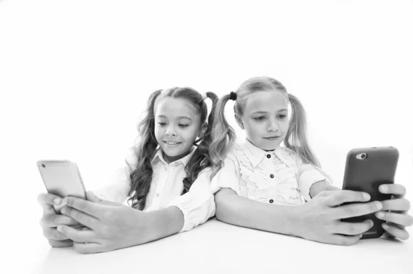 Online gamen. Blogger school. Educatieve toepassing. Schoolmeisjes smartphones surfen internet sociale netwerken. Bericht verzenden. Online communicatie. Online webblog maken. Volg sociale netwerken — Stockfoto