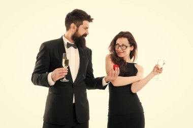 Smokinli mutlu adam seksi bir kadına evlenme teklif ediyor. Birbirine aşık çift nişanı şampanyayla kutluyor. Düğüne az kaldı. Aşk çifti. Olanlara inanamıyorum. Yüzük mükemmel. Benimle evlenir misin?