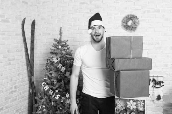 Muž santa úsměv s boxy na vánoční stromeček — Stock fotografie