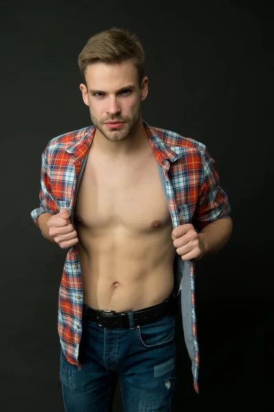 Es sexy y lo sabe. Hombre sexy con camisa desabotonada. Un tipo guapo con el torso desnudo sexy. bienestar y cuidado del cuerpo. Atractivo y sexy — Foto de Stock