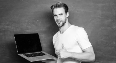 online video eğitimi. e öğrenme sınıfında öğrenci adam. üniversite öğretmeni dizüstü bilgisayar teknolojisi kullanın. modern eğitim online. Okula geri dön. Işletme fakültesi. adam çalışma için 4g internet kullanın. öğretici podcast