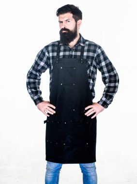 Sakallı hippi barbekü için önlük giyer. Kızartma ve ızgara yemek. Piknik ve barbekü. Adam vahşi hipster pişiriyor. Fast food restoranı. Ciddi sakallı aşçı. Restoran personeli. Pişirmeye hazır.