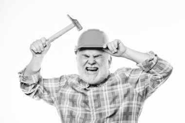 Ev geliştirme onarımı. Adam sakallı işçi kask tutun çekiç giymek. Onarım atölyesi. Onarım konsepti. Kıdemli foreman işçisi. Handyman ev tamiri. Deneyimli mühendis. Onarım veya yenileme