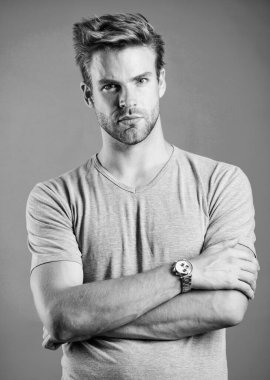 Zamanlama. yakışıklı adam. Güven ve karizma. erkek modası. Adam trendy bakmak. model. Gündelik tarz. Erkek cinselliği. erkek damat. Traşsız adam. işadamı zaman izlemek. Denim elbiseli adam