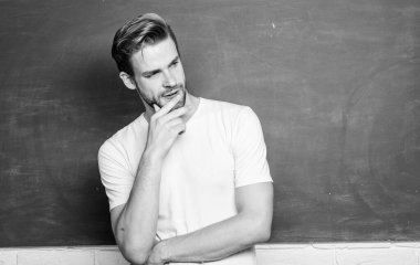 Öğretmenlik daha eğlenceli olabilirdi. Enerji ve ilham kaynağı. Derse başlayalım. Tebeşir tahtasının önünde adam öğretmen. Erkek ilköğretim öğretmeni için avantajları boldur. Öğretmen konuşmacı öğretim görevlisi