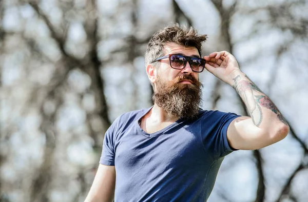 Hombre barbudo con el pelo exuberante. Fresco y de moda. moda masculina y belleza. Hipster maduro con barba. Hombre barbudo al aire libre. Cuidado de barba y barbería. macho brutal con estilo perfecto —  Fotos de Stock