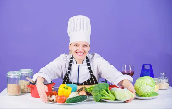 Bantning expert. Pretty Cook presentera färska grönsaker för hälsosam bantning. Bantning dag för viktminskning. Begränsning av kalori intag med bantning — Stockfoto