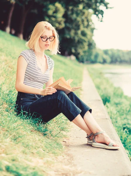 Geïnspireerd door een nieuwe auteur. student meisje met boek outdoor. Een vrouw in het park die het boek leest. Interessant verhaal. Ontspan en krijg nieuwe informatie. lezen is mijn hobby. Zomer studie. gratis boeken beschikbaar om te lezen — Stockfoto