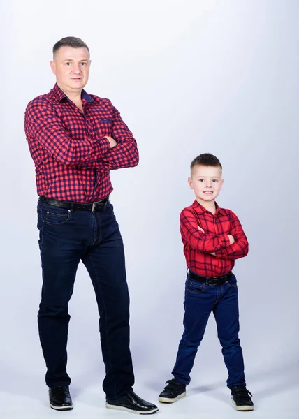 Chicos geniales. Padre hijo pequeño camisas rojas familia look outfit. Mejores amigos para siempre. La felicidad es el padre del niño. Papá y un niño adorable. Concepto de paternidad. Día de los Padres. Padre ejemplo de noble humano —  Fotos de Stock