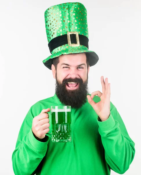 Pub irlandés. Taza de cerveza verde. Bebiendo cerveza parte celebración. Bar menú de vacaciones de temporada. Consumo de alcohol parte integral santo patricks día. Tradición irlandesa. Hombre brutal barbudo hipster beber cerveza pinta — Foto de Stock