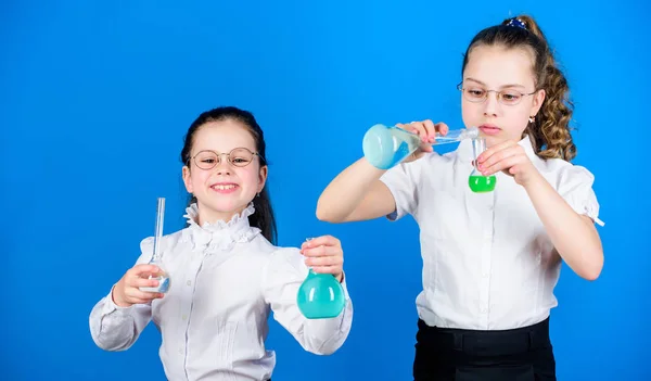 Étudier les petits enfants. Concept d'éducation. Chimie amusant. Connaissances de base. Journée du savoir. Écolière avec des liquides chimiques. Concept d'éducation. Mesures de sécurité. Connaissance et information. Expérimenter un peu — Photo