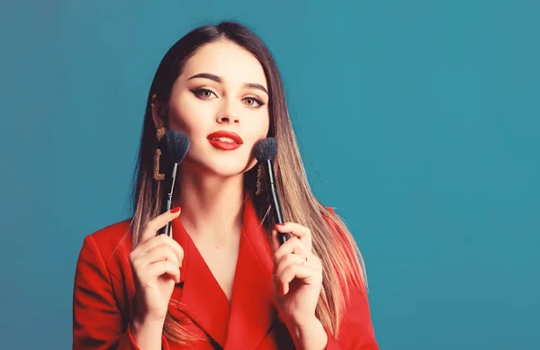 In ihrem eigenen Stil. sexy Frau mit professionellem Make-up Pinsel-Tool. Modeporträt einer Frau. Schmuck Ohrringe. Mädchen in roter Jacke. Schönheit und Mode. Haarkosmetik und Friseursalon. Kopierraum — Stockfoto