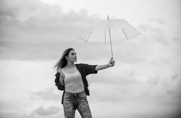 Wind des Wandels. hübsche Frau mit hellem Regenschirm. Regenschirm. Regenwetter. Gute Laune. gute Stimmung. Mädchen fühlen sich gut Himmel Hintergrund. gutes Wetter. Mädchen begrüßen Herbst. Sich beschützt fühlen — Stockfoto