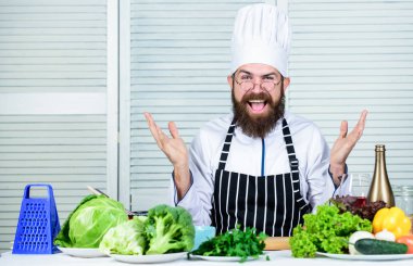 Diyet organik gıda. Mutfak mutfağı. Vitamin. Sağlıklı yemek pişirme. Sakallı, olgun bir hippi. Mutlu sakallı adam. Şef tarifi. Taze sebzeli vejetaryen salatası. Gerçek mutluluk.