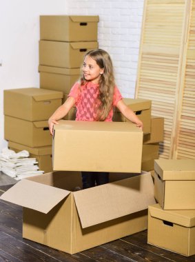 Konsepti çıkar. Harekete hazırlanın. Paketleme işleri. Yeni ev için heyecanlandım. Eviniz güzelmiş. Kiralık ev. Aile evi. Teslimat servisi. Aile için bir daire. Harekete geçiyoruz. Kız çocuk oyun kutusu