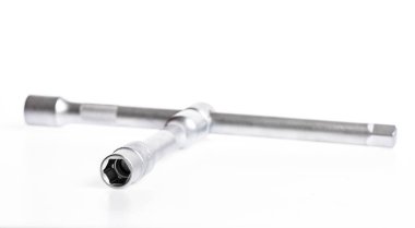 Tekerlek anahtarı. İngiliz anahtarı, araba tekerleklerindeki fındıkları gevşetmek ve sıkmak için kullanılan soket anahtarının adıdır. Örümcek anahtarı her iki ucunda çapraz boyutta soketler şeklinde yapılır.