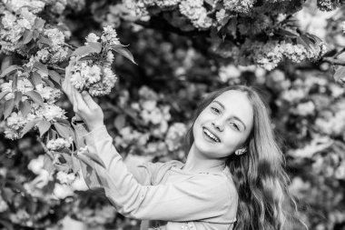 Bahar kalbimde. kiraz çiçek mutlu kız. Sakura ağacı çiçeklenme. çiçek kokusu, alerji. Skincare. Cilt için doğal kozmetik. Yaz. Çocukluk güzelliği. bahar çiçek küçük kız çocuk