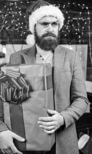 男サンタ帽子は、ギフトをお届け。広がる幸福感と喜び。ひげを生やした男の真剣な顔は、プレゼント ボックスを運ぶ。配信クリスマス プレゼント。配信サービス。クリスマスが来ています。サンタの宅配便。ギフト配達 — ストック写真