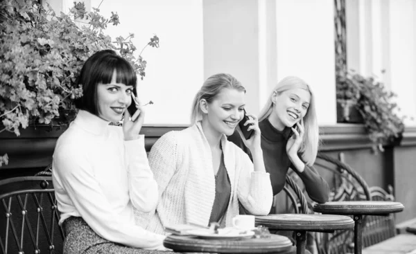 Sociedad moderna. llamada de conferencia. reunión de negocios en el almuerzo. conexión de personas. Diversidad Personas Conexión Dispositivos Digitales Navegación. Redes Sociales en Café. tres chicas en la cafetería hablando por teléfono —  Fotos de Stock