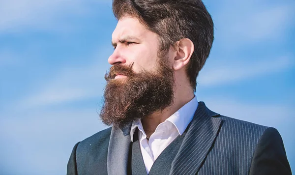 Guía de crecimiento de barba épica. Barba larga estilo vintage. Cuidado facial de la barba y el bigote. Tendencia de moda de barba. Invierte en apariencia elegante. Hombre barbudo hipster desgaste traje formal azul cielo fondo — Foto de Stock