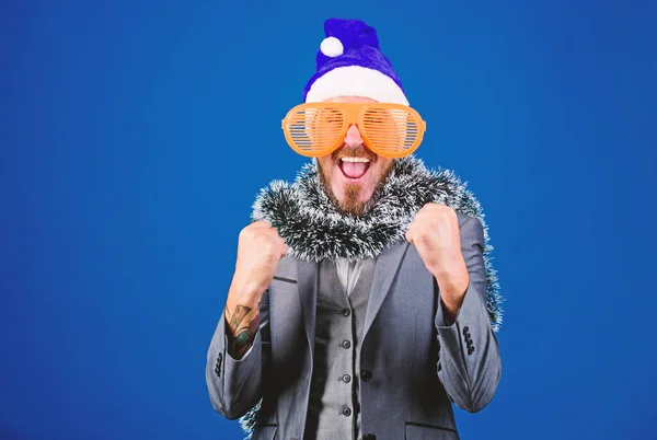 남자 수염 hipster 산타 모자와 재미 있는 선글라스를 착용 하십시오. 준비 관리자 반짝이 새 해를 축 하 합니다. 회사 휴일 파티 아이디어 직원을 사랑 합니다. 크리스마스 파티 사무실입니다. 회사 크리스마스 파티 — 스톡 사진