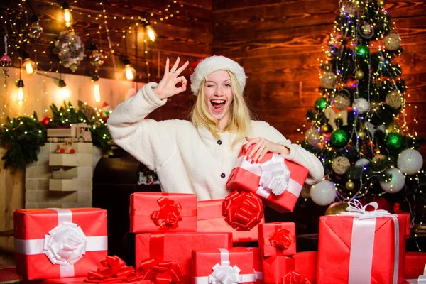 完美的一天。快乐的女人爱礼物。冬季购物销售。在家里庆祝新年。圣诞节礼物。装饰一下圣诞树吧。最后的准备圣诞节的时候快乐的女孩红桑塔帽 — 图库照片