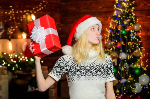 Xmas bayram hediyesi. Tatil havası ve dekorasyon. Son hazırlıklar. Noel zamanı. Mutlu kadın hediyeleri sever. Kış alışverişi. Neşeli kız, kırmızı Noel Baba şapkası. Yeni yılı evde kutlarız. Açalım. — Stok fotoğraf
