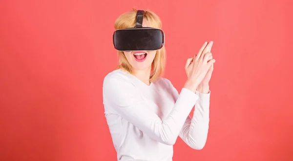 Boldog fiatal nő visel virtuális valóság szemüveg filmeket néz, vagy videojátékokkal. Boldog nő feltárása bővített világ, kölcsönhatásban áll a digitális interfész. Játék realitás. — Stock Fotó