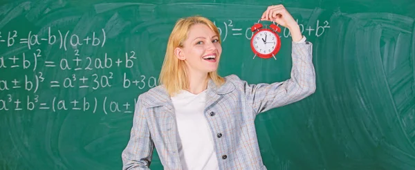 Es hora de estudiar. Bienvenido año escolar maestro. Buscar profesores comprometidos complementan a los educadores cualificados. Le importa la disciplina. Siempre a tiempo. Mujer profesora mantenga el despertador — Foto de Stock