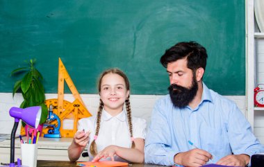 Öğretmen ve liseli kız. Pedagog yetenekleri. Yetenekli pedagog. Daha fazlasını başarmak için birlikte çalışın. Sakallı pedagog. Babamla evde eğitim. Çalışmana yardım edecek bir arkadaş bul. Özel ders