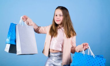 Alışveriş mutluluğu. Mutlu çocuk. Yetenekli küçük kız. Satış ve indirimler. Tatil alışverişi tasarrufu. Evden alışveriş. Çocuk modası. Paketli tezgahtar. Alışveriş çantalı küçük kız.