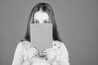 Eğitim, bilgiyi genişletmektir. Kitap ile yüz kapsayan sevimli küçük kız. Elinde kitap bilgisi olan sevimli küçük çocuk. Bilgi günü veya 1 Eylül. Bilgi birikimi, kopyalama alanı