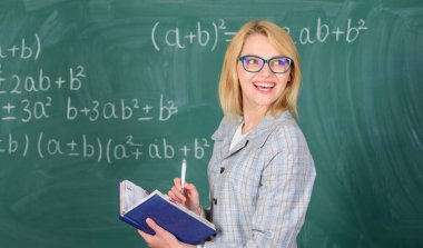 Etkili öğretim, öğrenciler hakkında ilgili bilgi edinmeyi içeriyor. Prensipler öğretmenliği etkili kılabilir. Sınıfta yazı tahtasının yanında öğretmenlik yapan bir kadın. İyi bir öğretmen olacak nitelikler.