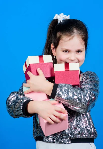 Día de compras. Niño llevar muchas cajas de regalo. Caja de regalo sorpresa. Lista de deseos de cumpleaños. Un mundo de felicidad. Sólo para mí. Lo especial sucede todos los días. Chica con cajas de regalo fondo azul. Viernes Negro — Foto de Stock