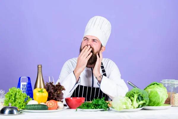 Gezond ontbijt. Vitamine. De mens gebruikt keukengerei. Professionele chef in kokkin uniform. Dieet met biologisch voedsel. Verse groenten. vermoeide man met baard aan het koken in de keuken. Gezond eten en vegetarisch — Stockfoto