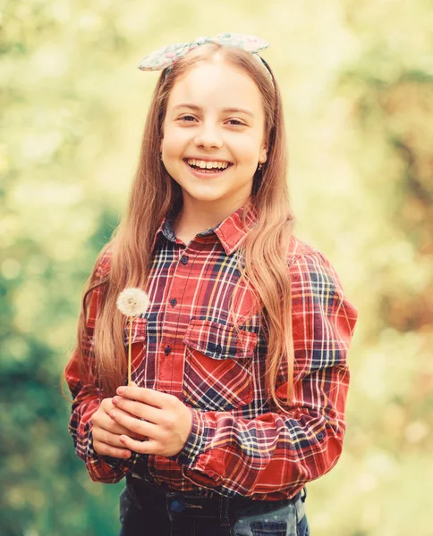 Maskros är vacker och full av symbolik. Fira återkomst sommaren. Sommaren är här. Sommarträdgård blomma. Flicka Söt tonåring klädd land rustik stil rutig skjorta natur bakgrund — Stockfoto