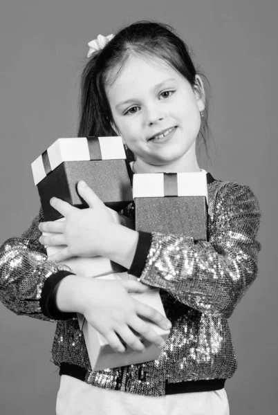 Niña pequeña con caja de regalo. Niña alegre. Niña con regalo. Sorpresa. Día de los niños. Enhorabuena. Feliz cumpleaños. Celebración festiva. Día de boxeo. Compras de Navidad. cuadro actual —  Fotos de Stock